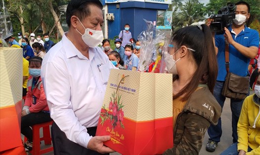 Trưởng ban Tuyên giáo Trung ương Nguyễn Trọng Nghĩa tặng quà cho CNLĐ Tiền Giang. Ảnh: K.Q