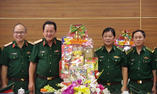Thượng tướng Võ Minh Lương (thứ hai từ trái qua) thăm chúc Tết Bộ Chỉ huy Bộ đội Biên phòng tỉnh Bà Rịa - Vũng Tàu. Ảnh: BĐBP