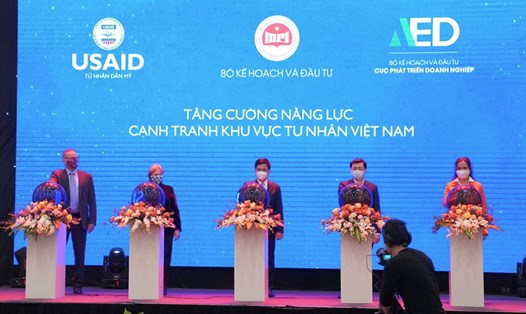 Giám đốc USAID Việt Nam Ann Marie Yastishock và ông Lê Mạnh Hùng, Cục trưởng Cục Phát triển Doanh nghiệp, Bộ Kế hoạch Đầu tư, cùng đại diện một số doanh nghiệp khởi động dự án. Ảnh: USAID