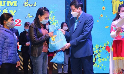 Chủ tịch LĐLĐ tỉnh Nghệ An Kha Văn Tám trao quà cho công nhân trong "Tết sum vầy". Ảnh: TT