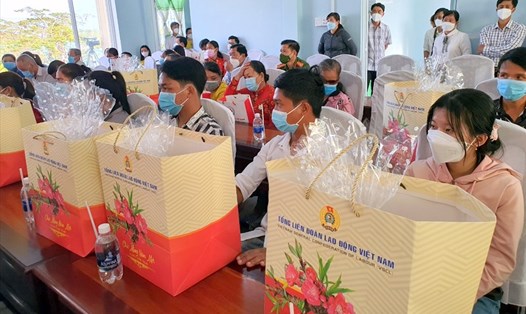 Quà Tết của Tổng LĐLĐ Việt Nam đến với gia đình lao động khó khăn do ảnh hưởng COVID-19 tại tỉnh Bạc Liêu. Ảnh: Nhật Hồ
