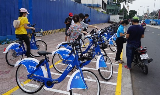 Người dân thuê xe đạp công cộng tại trạm trên đường Lê Lợi (quận 1).  Ảnh: Minh Quân