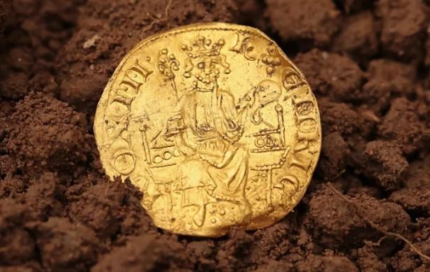 Thợ săn kho báu tìm thấy đồng tiền vàng 700 năm tuổi trị giá 15 tỉ đồng