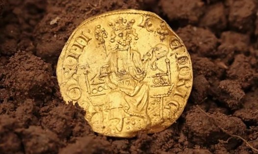 Chân dung đồng tiền vàng Henry III được một thợ săn kho báu tìm thấy ở Anh. Ảnh: King’s College London
