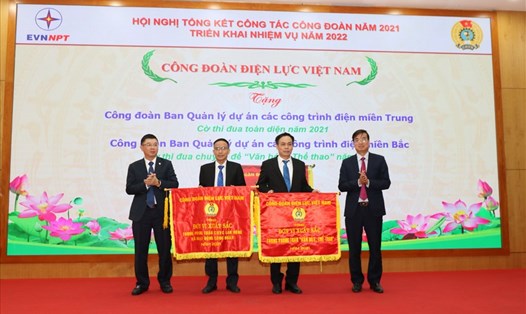 Lãnh đạo Công đoàn Điện lực Việt Nam và Tổng Công ty Truyền tải điện quốc gia trao Cờ thi đua cho các đơn vị. Ảnh: CĐCC