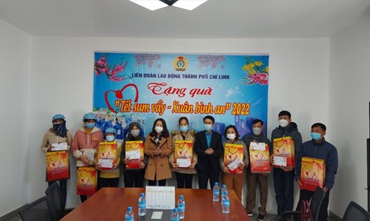 LĐLĐ thành phố Chí Linh tặng quà người lao động tại chương trình ""Tết sum vầy - Xuân Bình an". Ảnh: Diệu Thuý