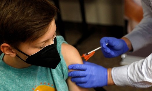 WHO cho biết không có bằng chứng cho thấy trẻ em và thanh thiếu niên khoẻ mạnh cần mũi tiêm vaccine COVID-19 tăng cường. Ảnh: AFP