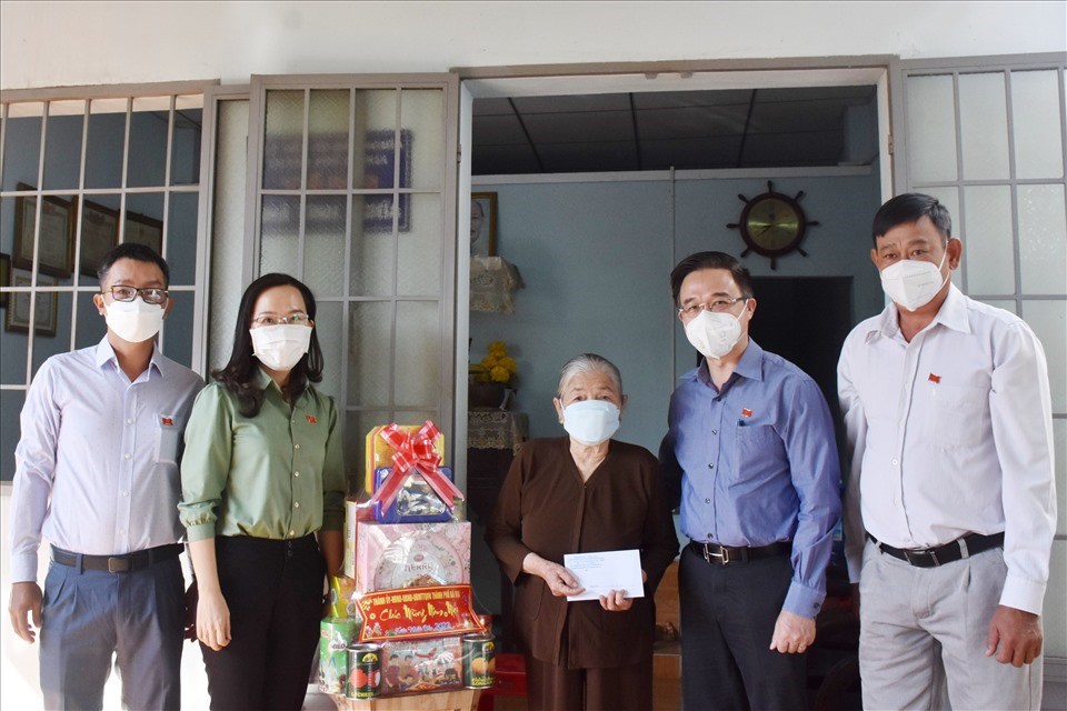 Lãnh đạo Thành ủy Bà Rịa thăm chúc Tết Mẹ Việt Nam Anh hùng Trần Thị Lưỡng. Ảnh: T.M Lãnh đạo Thành ủy Bà Rịa thăm chúc Tết Mẹ Việt Nam Anh hùng Trần Thị Lưỡng. Ảnh: T.M