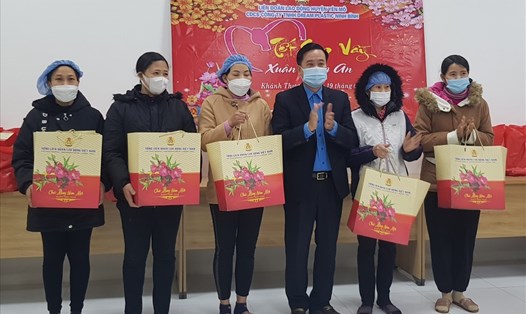 Đại diện lãnh đạo LĐLĐ tỉnh Ninh Bình trao quà cho đoàn viên, người lao động có hoàn cảnh khó khăn. Ảnh: NT