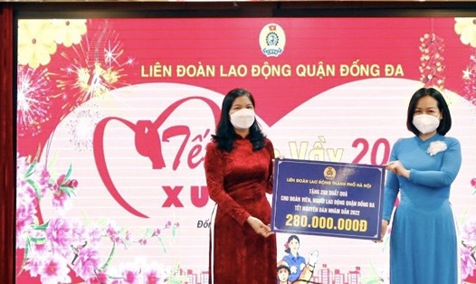 Liên đoàn Lao động Thành phố Hà Nội trao 280 suất quà tại "Tết Sum vầy - Xuân Bình an" của Liên đoàn Lao động quận Đống Đa.