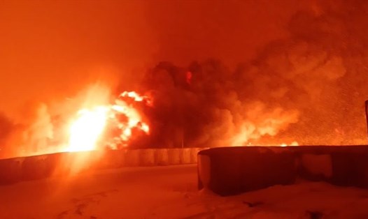 Vụ nổ đường ống dẫn dầu gây cháy lớn. Ảnh: İnterAz Türkiye