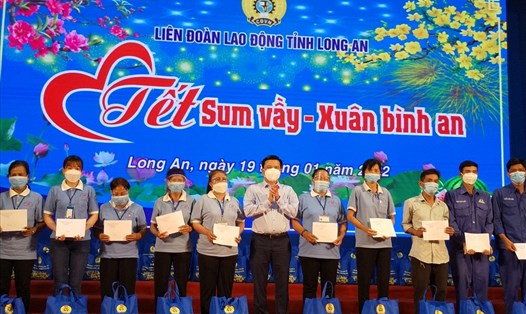 CNLĐ tỉnh Long An nhận quà tại "Tết Sum vầy - Xuân Bình an" năm 2022. Ảnh: K.Q