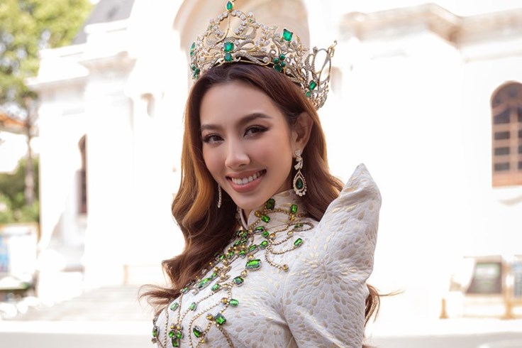 Hoa hậu Thùy Tiên mặc kín đáo khi về Việt Nam