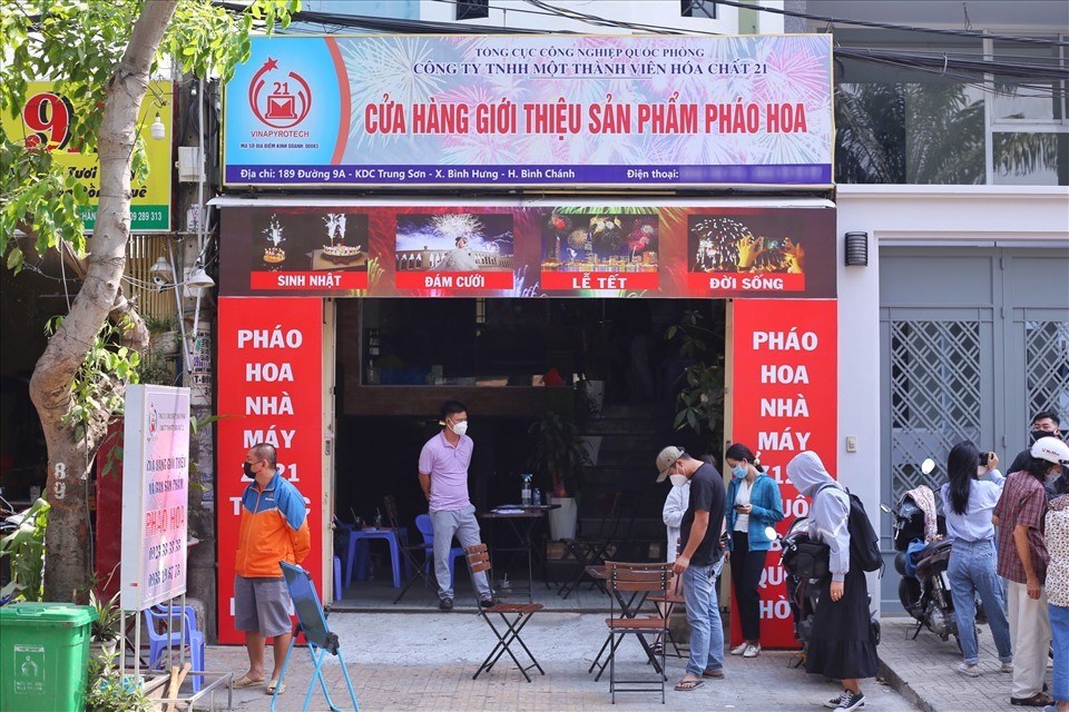 Người dân TPHCM xếp hàng dài chờ mua pháo hoa. Ảnh: Thanh Vũ. Người dân TPHCM xếp hàng dài chờ mua pháo hoa. Ảnh: Thanh Vũ.