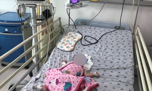 Bé trai 1,5 tháng tuổi bình phục sau gần một tuần điều trị hạ canxi máu, thiếu vitamin D nặng. Ảnh: Bệnh viện Nhi đồng Thành phố.