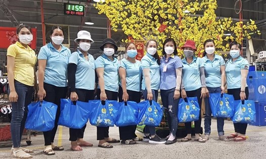 Công đoàn cơ sở Công ty TNHH Changshin Việt Nam trao quà Tết cho đoàn viên người lao động có hoàn cảnh khó khăn. Ảnh: Hà Anh Chiến