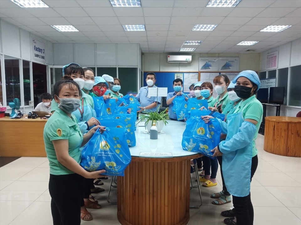 Công đoàn cơ sở Công ty TNHH Hwaseung Vina trao quà Tết cho người lao động. Ảnh: Hà Anh Chiến
