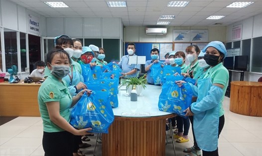 Công đoàn cơ sở Công ty TNHH Hwaseung Vina trao quà Tết cho người lao động. Ảnh: Hà Anh Chiến