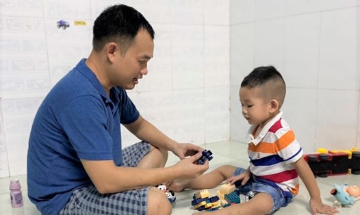 Anh Nguyễn Minh Tân đã 4 năm qua không được ăn Tết cùng cha mẹ ở quê nhà. 
Ảnh: Đức Long
