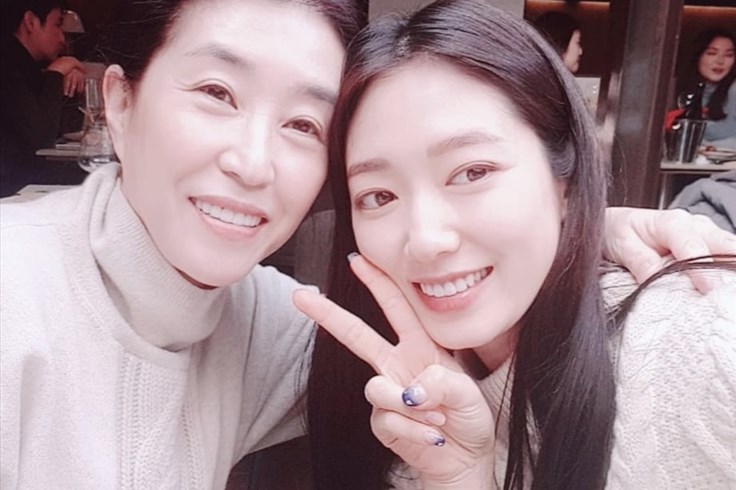 "Mẹ câm" của Park Shin Hye đăng bài chúc mừng con gái