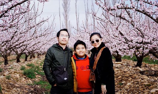 Chị Trà My và anh Phong chồng chị cùng con trai Quốc Minh chụp ảnh tại vườn đào ở thành phố Marseille, Pháp. Ảnh: NVCC
