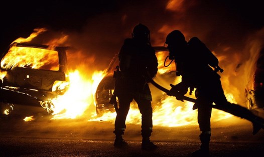 Gần 900 ôtô bị đốt ở Pháp vào đêm giao thừa. Ảnh: AFP