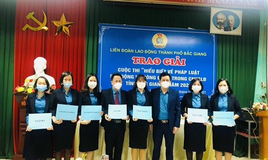Lãnh đạo Liên đoàn Lao động thành phố Bắc Giang trao giải cho các tập thể, cá nhân xuất sắc. Ảnh: LĐLĐ thành phố Bắc Giang