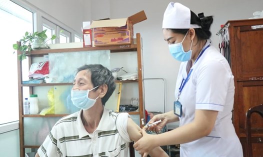 Lực lượng y tế TP.Buôn Ma Thuột tiêm vaccine phòng COVID-19 cho người dân. Ảnh: B.T