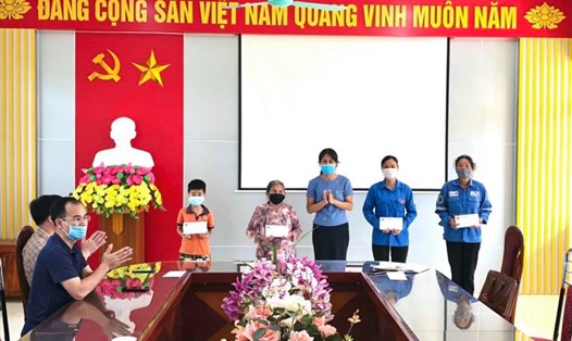 Lãnh đạo LĐLĐ huyện Đại Từ (Thái Nguyên) trao hỗ trợ cho người dân, đoàn viên có hoàn cảnh khó khăn. Ảnh: CĐCC