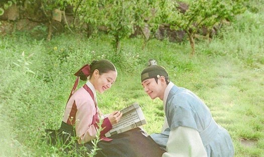 Fan chờ đợi màn nhảy My House của Junho - nam chính phim “Cổ tay áo màu đỏ”. Ảnh: Poster MBC.