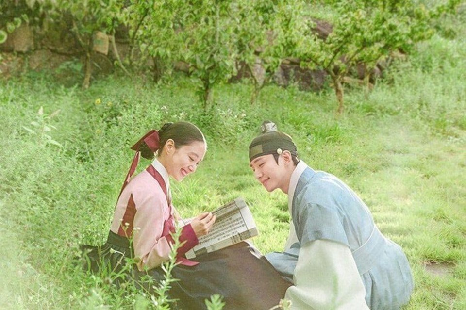 Fan chờ đợi màn nhảy My House của Junho - nam chính phim “Cổ tay áo màu đỏ”. Ảnh: Poster MBC. Fan chờ đợi màn nhảy My House của Junho - nam chính phim “Cổ tay áo màu đỏ”. Ảnh: Poster MBC.