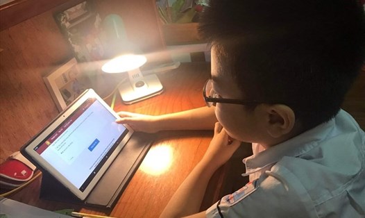 Nhiều địa phương tổ chức kiểm tra, đánh giá cuối kỳ theo hình thức trực tuyến với học sinh lớp 1,2. Ảnh minh họa: Tường Vân.
