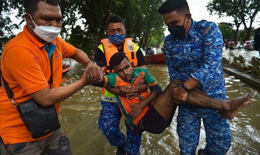 Một người dân được lực lượng cứu hộ giải cứu. Ảnh: AFP