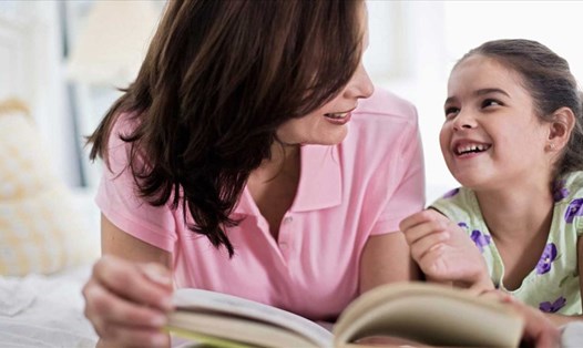 Cha mẹ hãy song hành cùng trẻ trong giai đoạn đầu của việc học đọc và viết. Ảnh: Xinhua