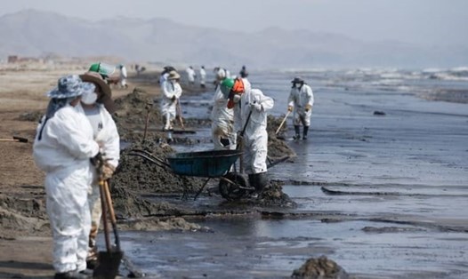 Sự cố tràn dầu ở Peru được cho là do ảnh hưởng của vụ phun trào núi lửa gây kích hoạt sóng thần ở Tonga hôm 15.1. Ảnh: AFP