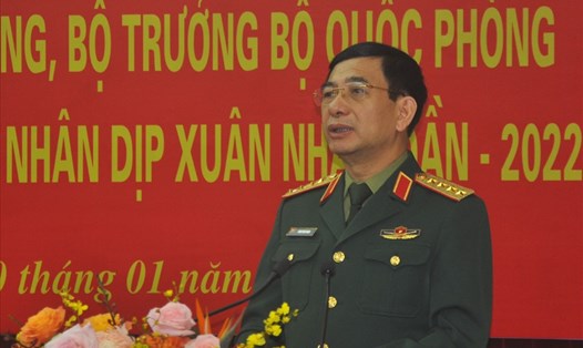 Đại tướng Phan Văn Giang – Uỷ viên Bộ Chính trị, Phó Bí thư Quân uỷ Trung ương, Bộ trưởng Bộ Quốc phòng- phát biểu chúc Tết tại chương trình. Ảnh: Bảo Hân