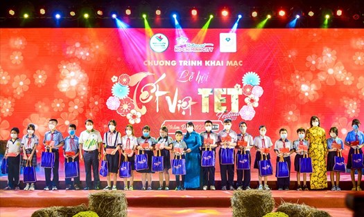 Đại diện nhãn hàng CHIN-SU trao quà Tết cho các trẻ em có hoàn cảnh khó khăn trong Lễ hội Tết Việt 2022.