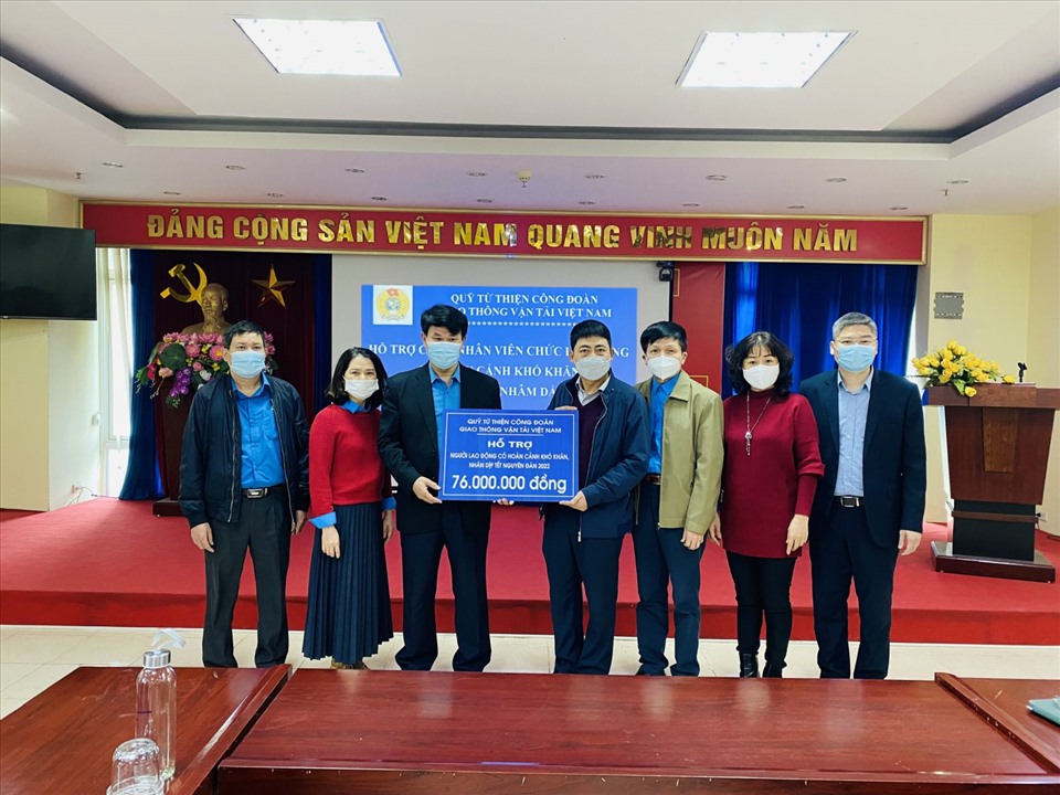 Chủ tịch Công đoàn Giao thông Vận tải Việt Nam Đỗ Nga Việt (thứ 3 từ trái sang) trao quà Tết cho đại diện NLĐ Cục Đường thủy nội địa Việt Nam. Ảnh: Thanh Thọ