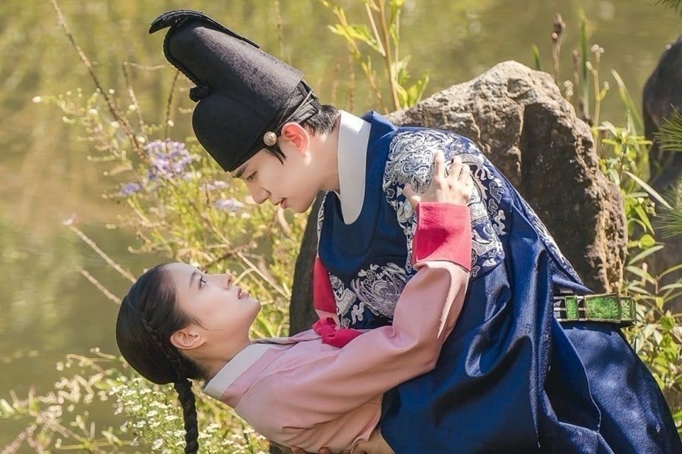 Lee Junho (2PM), Lee Se Young nổi tiếng sau thành công của “Cổ tay áo màu đỏ”. Ảnh: Poster MBC. Lee Junho (2PM), Lee Se Young nổi tiếng sau thành công của “Cổ tay áo màu đỏ”. Ảnh: Poster MBC.