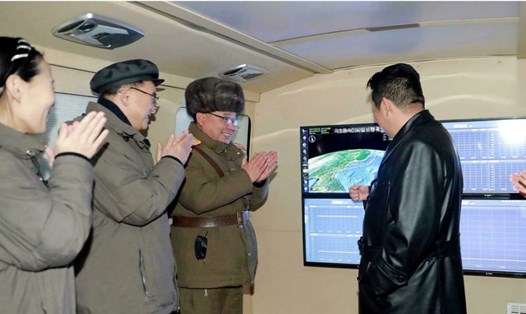 Nhà lãnh đạo Triều Tiên Kim Jong-un trao đổi với các lãnh đạo quân sự. Ảnh: KCNA/AFP