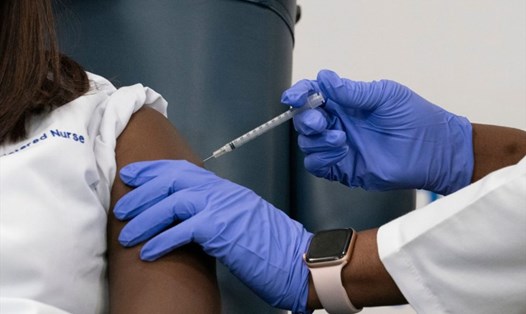 Nhân viên y tế tiêm vaccine cho người dân. Ảnh: AFP
