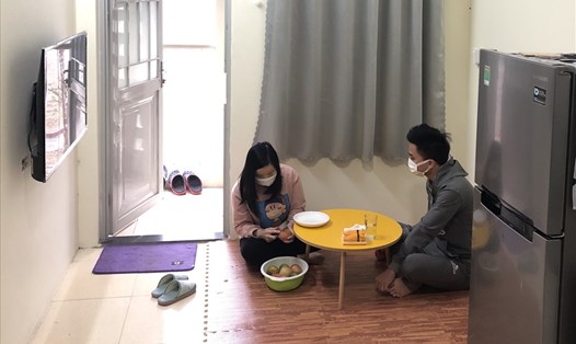 Một cặp vợ chồng công nhân trong căn hộ mới thuê tại khu Thiết chế Công đoàn tỉnh Hà Nam. Ảnh: Bảo Hân