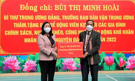 Bà Bùi Thị Minh Hoài, Bí thư Trung ương Đảng, Trưởng Ban Dân vận Trung ương tặng quà, hỗ trợ cho người nghèo ở tỉnh Đắk Nông. Ảnh: Bảo Lâm