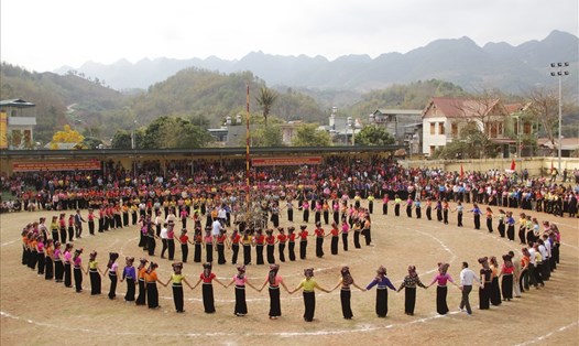 Điệu múa xèo dân tộc Thái ở huyện Yên Châu tại một ngày lễ hội. Ảnh: Trường Sơn.
