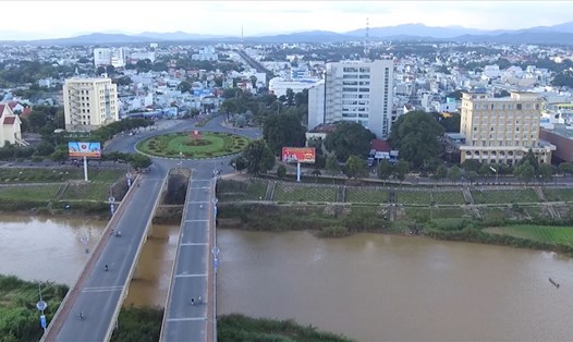 Một góc thành phố Kon Tum nhìn từ cầu Đăk Bla. Ảnh T.T