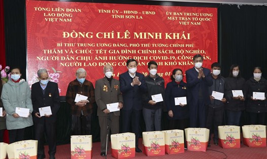 Phó Thủ tướng Chính phủ Lê Minh Khái (thứ năm, từ trái qua) thăm, làm việc và tặng quà tại Sơn La. Ảnh: Minh Nguyễn