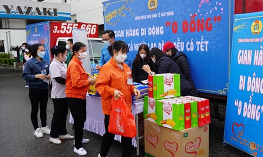 Công nhân lao động Công ty TNHH Yazaki Hải Phòng Việt Nam tham gia chương trình "Tết sum vầy", "Gian hàng di động 0 đồng". Ảnh: Mai Dung