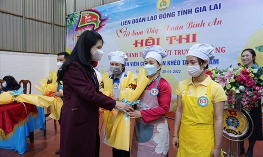 Bà Trần Lệ Nhung - Chủ tịch LĐLĐ tỉnh Gia Lai - tặng hoa động viên các đội thi. Ảnh T.T