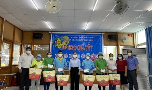 LĐLĐ Bà Rịa - Vũng Tàu trao quà cho người lao động khó khăn ở huyện Long Điền. Ảnh: LĐLĐ