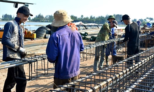 Công nhân, người lao động trên công trường dự án tuyến đường bộ ven biển qua tỉnh Thái Bình. Ảnh: Trung Du